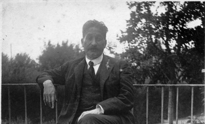 Retrat de Lluís Millet i Pagès assegut
