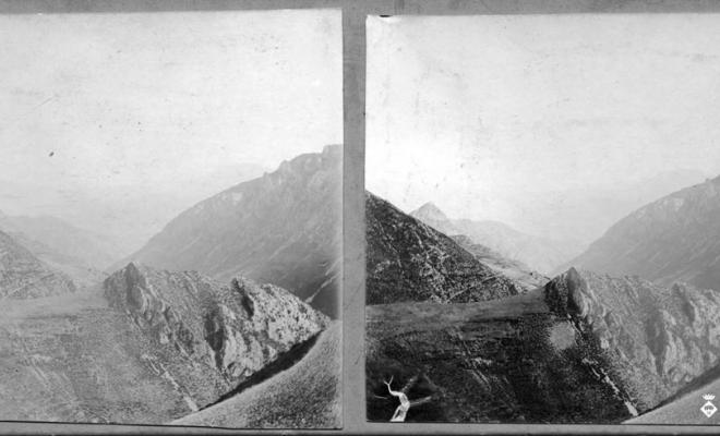 Vista estereoscòpica d'un paisatge de muntanya