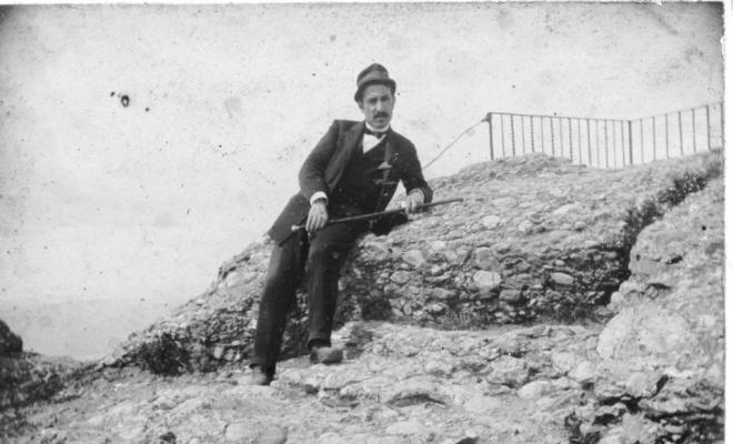 Francesc Millet i Pagès a unes roques