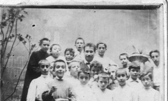 Lluís Millet i Pagès (centre) amb un grup d'infants