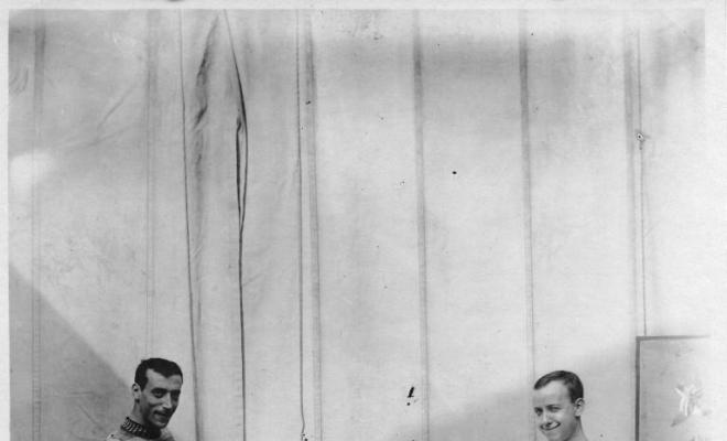 Salvador Millet Villà fent un joc de força amb un company