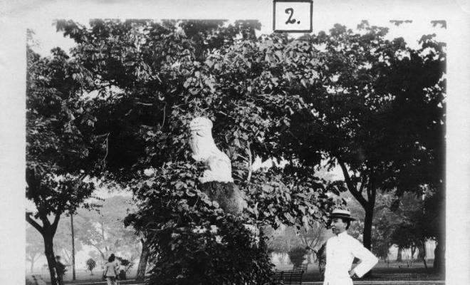 Salvador Millet Villà amb un amic en un parc