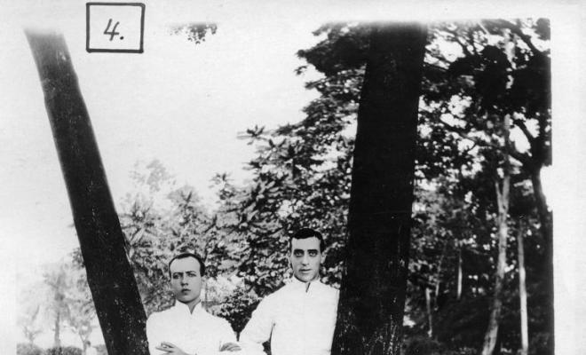 Salvador Millet Villà amb un amic en un parc