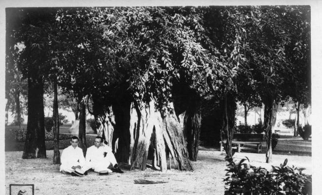 Salvador Millet Villà amb un amic en un parc