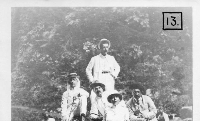 Salvador Millet Villà a Manila amb altres homes
