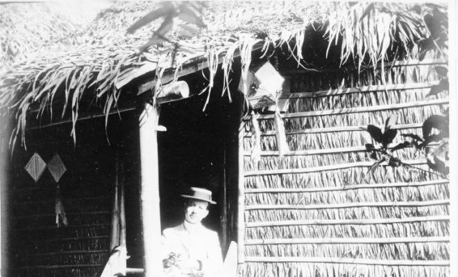 Salvador Millet Villà a una casa indígena