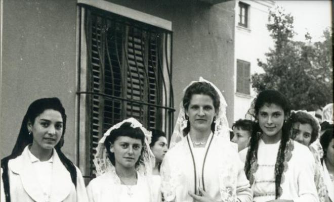 Grup de noies vestides de blanc