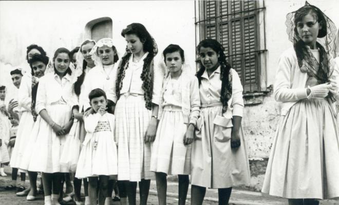 Grup de noies vestides de blanc