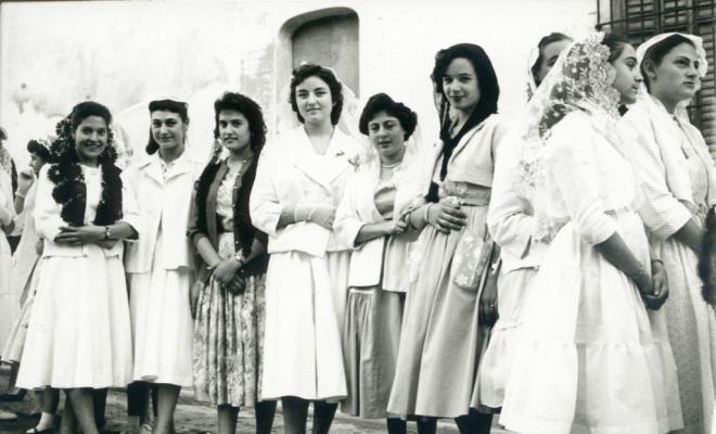 Grup de noies vestides de blanc