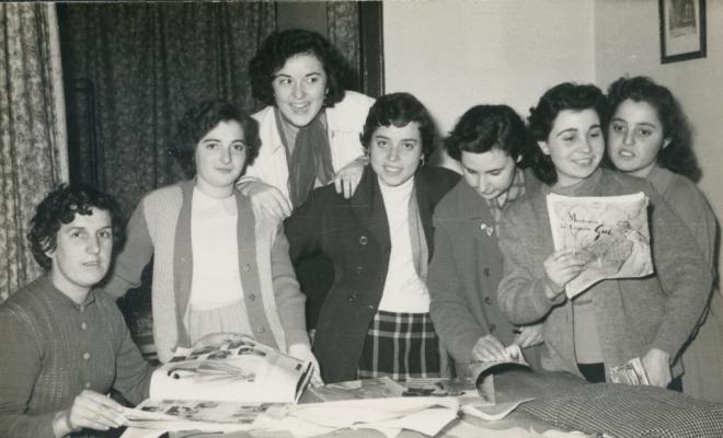 Grup d'alumnes de costura i confecció