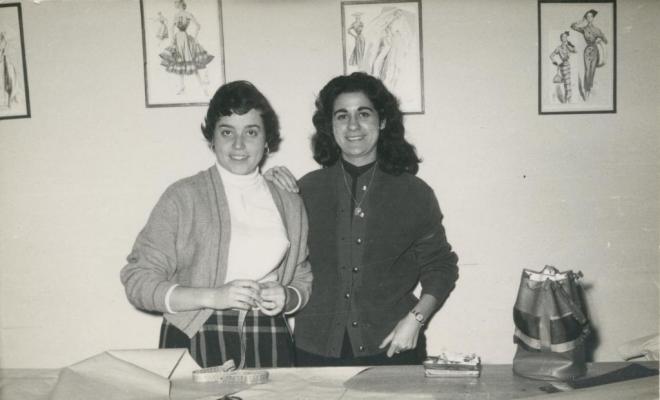 Grup d'alumnes de costura i confecció