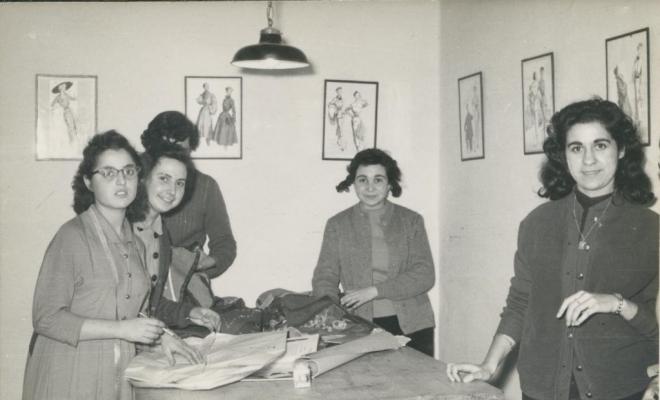 Grup d'alumnes de costura i confecció