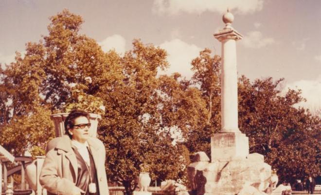 Teresa Torres i Casals a una font