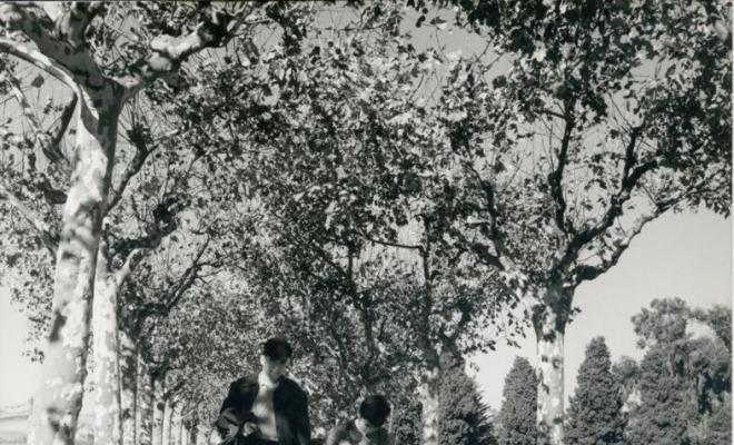 Vista del carrer de Joan XXIII amb nois caminant