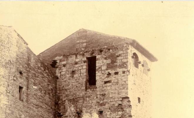 Torreó amb porta a Sant Cugat del Vallès