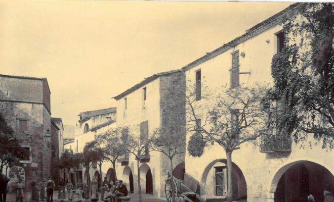 Plaça de Jaume I a Castelló d'Empúries