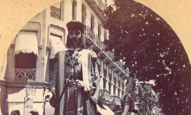 Gegants per un carrer de Barcelona