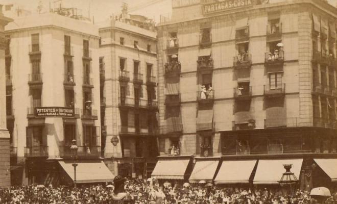 Plaça amb ball de gegants a la plaça de Sant Jaume de Barcelona