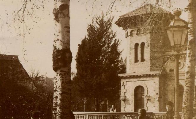 Casa- torre a Barcelona amb gent