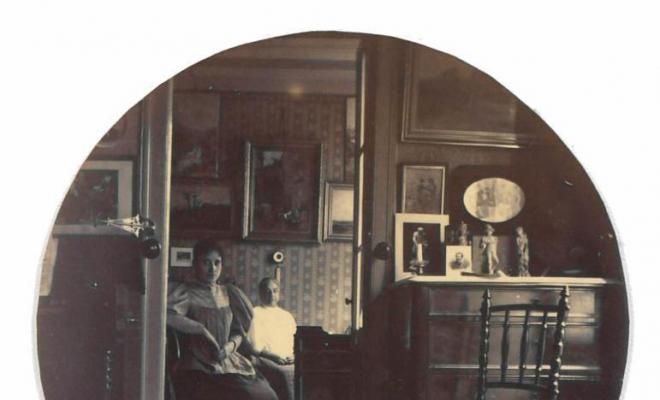 Dones a l'interior d'una casa a Barcelona