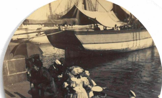 Dones baixant d'un vaixell al port de Barcelona