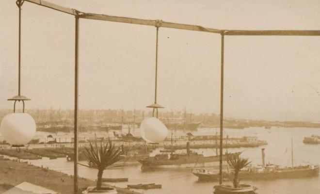 Vista del port de Barcelona des d'una terrassa