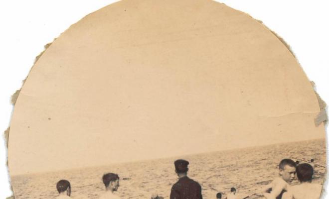 Nois a la platja de Barcelona amb una barca