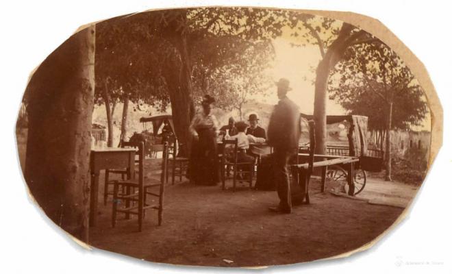 Persones fent un picnic a Barcelona