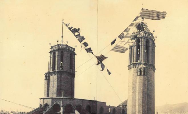 Campanars de la catedral de Barcelona amb banderoles