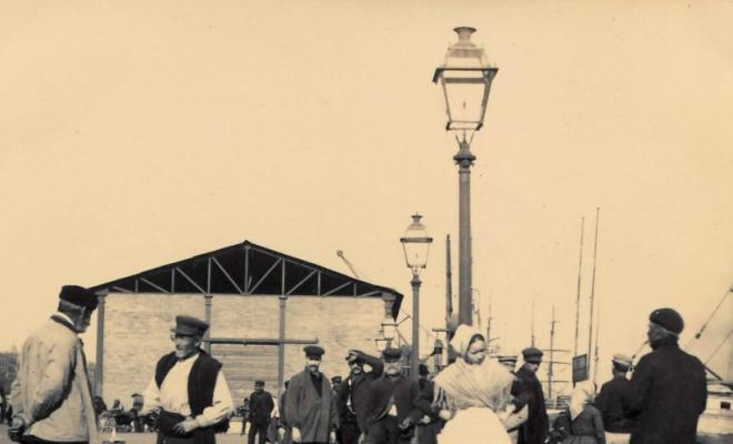 Gent davant del port de Barcelona