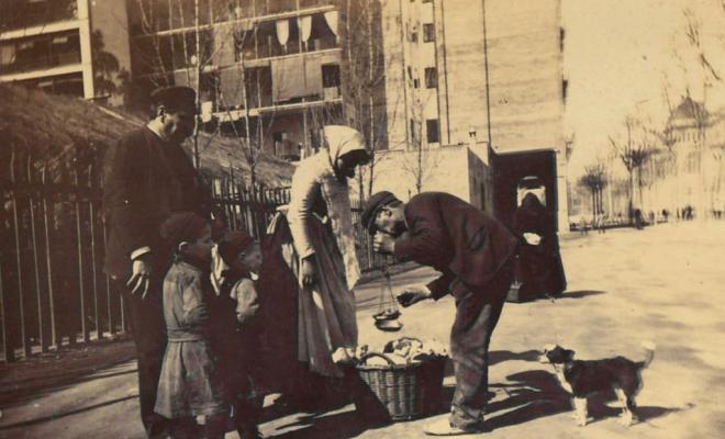 Venedora ambulant a un carrer de Barcelona