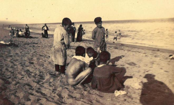 Nens a la platja de Barcelona