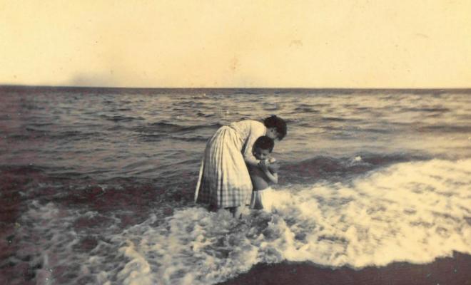 Mare i fill a la platja de Barcelona