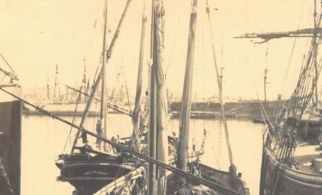 Barca al port de Barcelona
