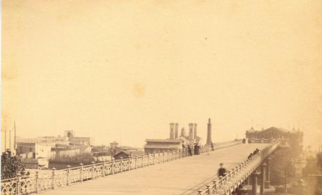 Pont que va del parc de la Ciutadella a la platja de Barcelona