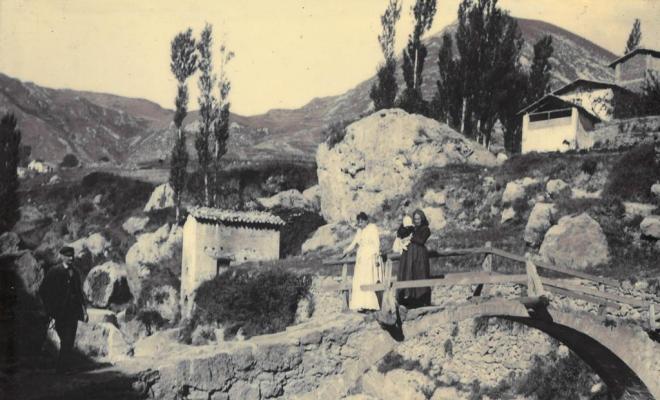 Dones en un pont a Berga