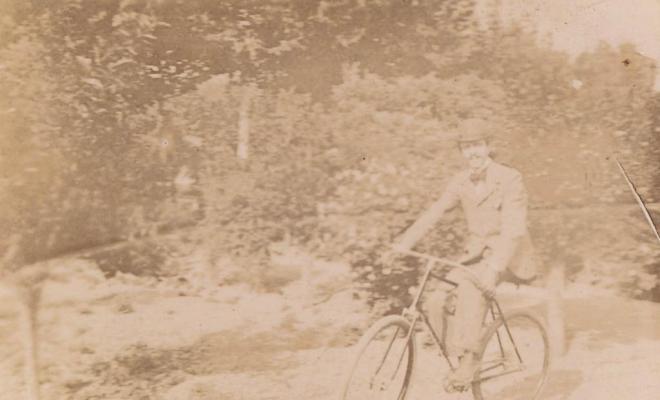 Ciclista per un camí