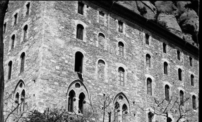 Grup de dones i homes al Monestir de Montserrat