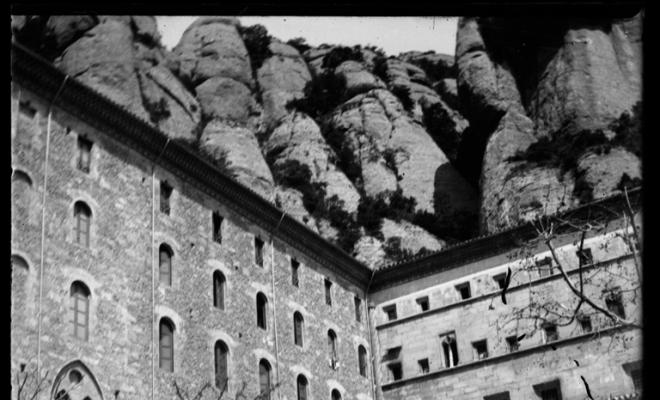 Dones a la plaça del monestir de Montserrat