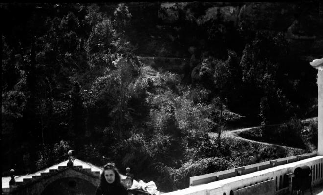 Una dona amb una nena al Monestir de Montserrat
