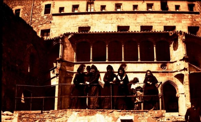 Dones, homes i una nena al Monestir de Montserrat