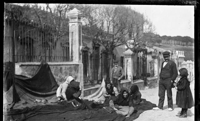 Dones adobant les xarxes de pescar
