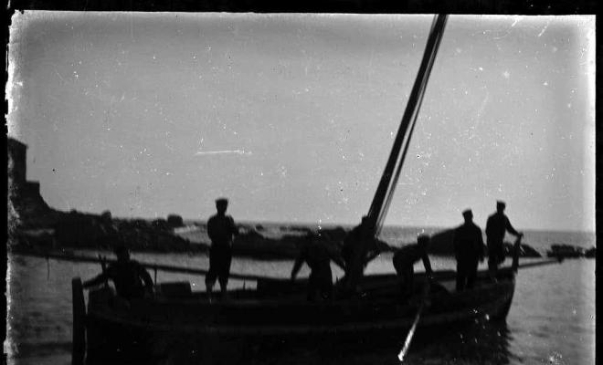 Barca de pesca navegant