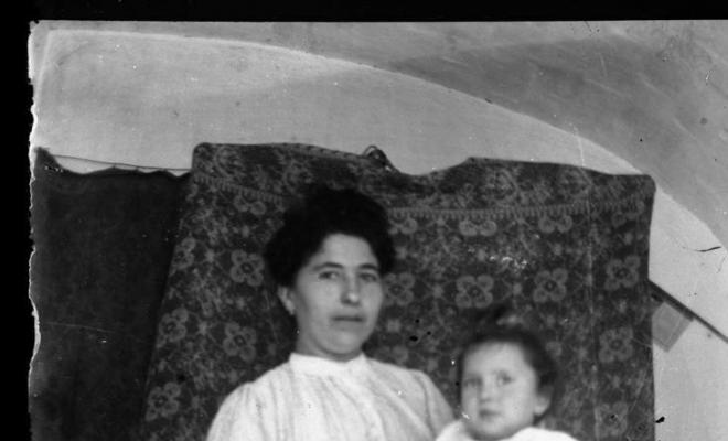 Retrat d'una dona asseguda amb una nena a la falda