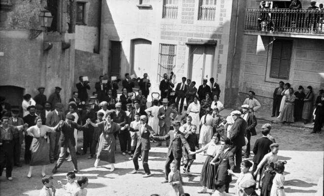 Ballada de sardanes a la Plaça de la Llibertat