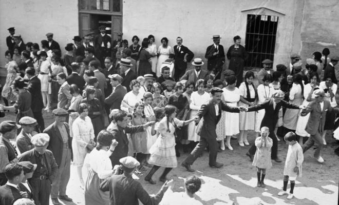 Ballada de sardanes a la Plaça de la Llibertat