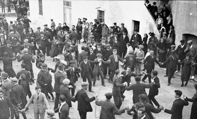 Ballada de sardanes a la Plaça de la Llibertat