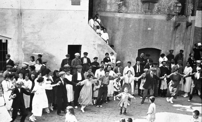 Ballada de sardanes a la plaça de la Llibertat