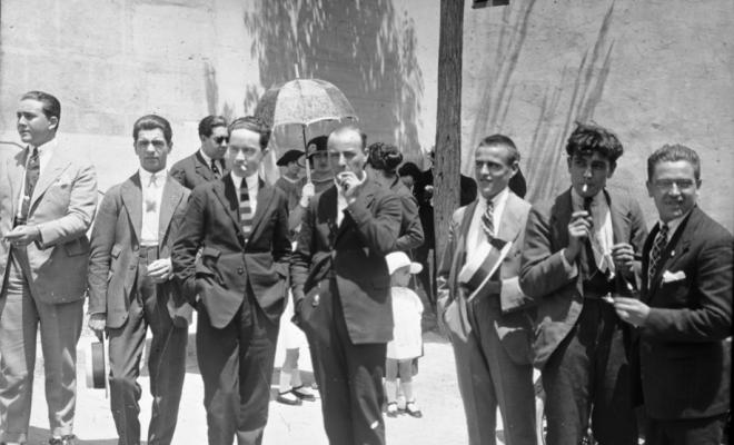 Grup d'homes a la sortida de l'església