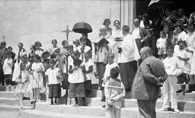 Celebració religiosa a l'exterior de l'església de Sant Pere